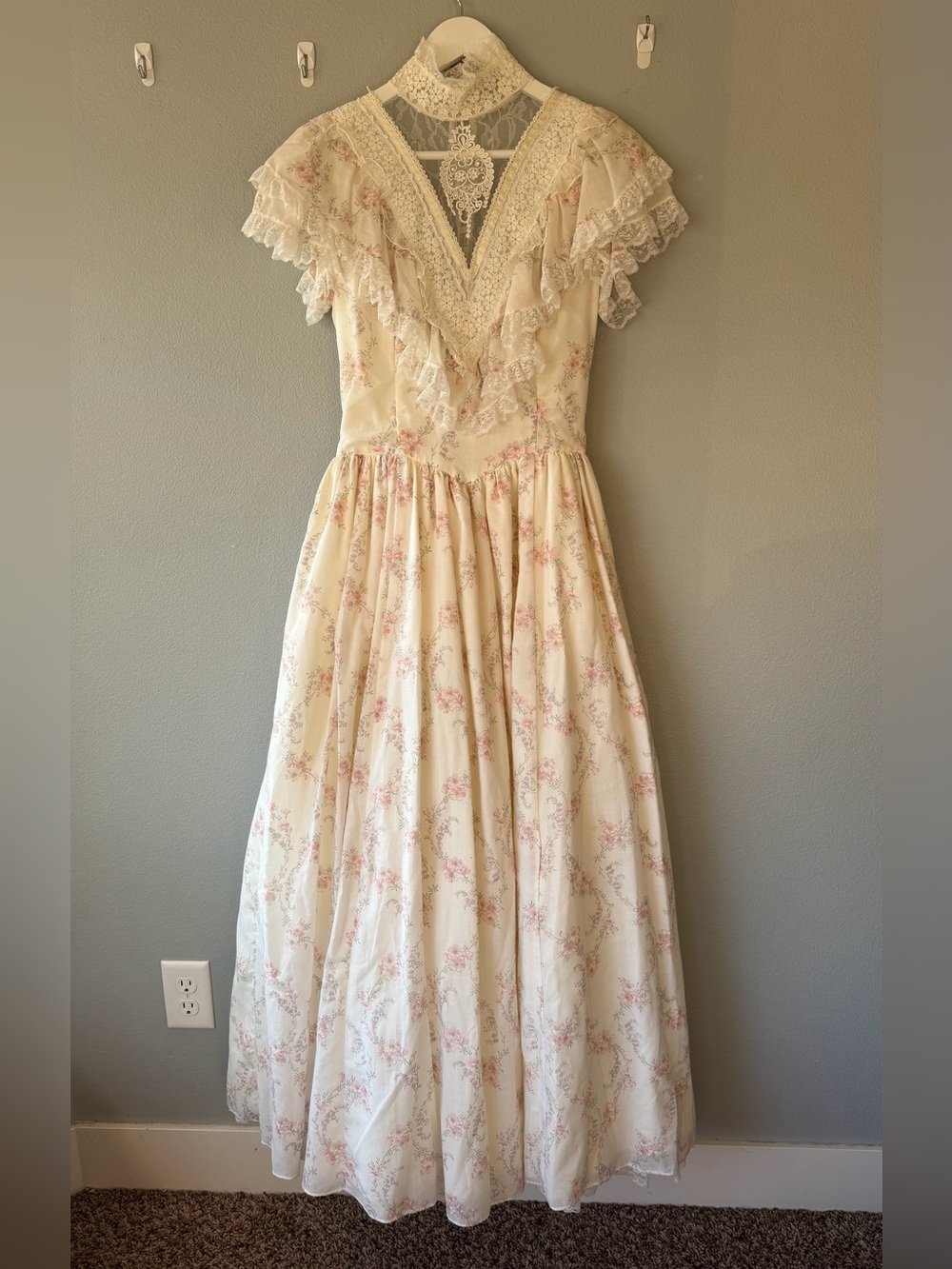 Gunne Sax vintage cream pink floral high lace neck cap sleeve maxi dress size S
